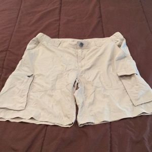 Columbia men’s beige cargo shorts, L10, W34.